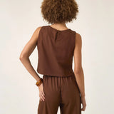 Regata de Linho e Viscose FSC™ Angico Marrom Escuro Café. Compre online moda sustentável e atemporal na Minimadeia. Roupas femininas estilosas, básicas e sustentáveis. Foto produto ABR25 01B