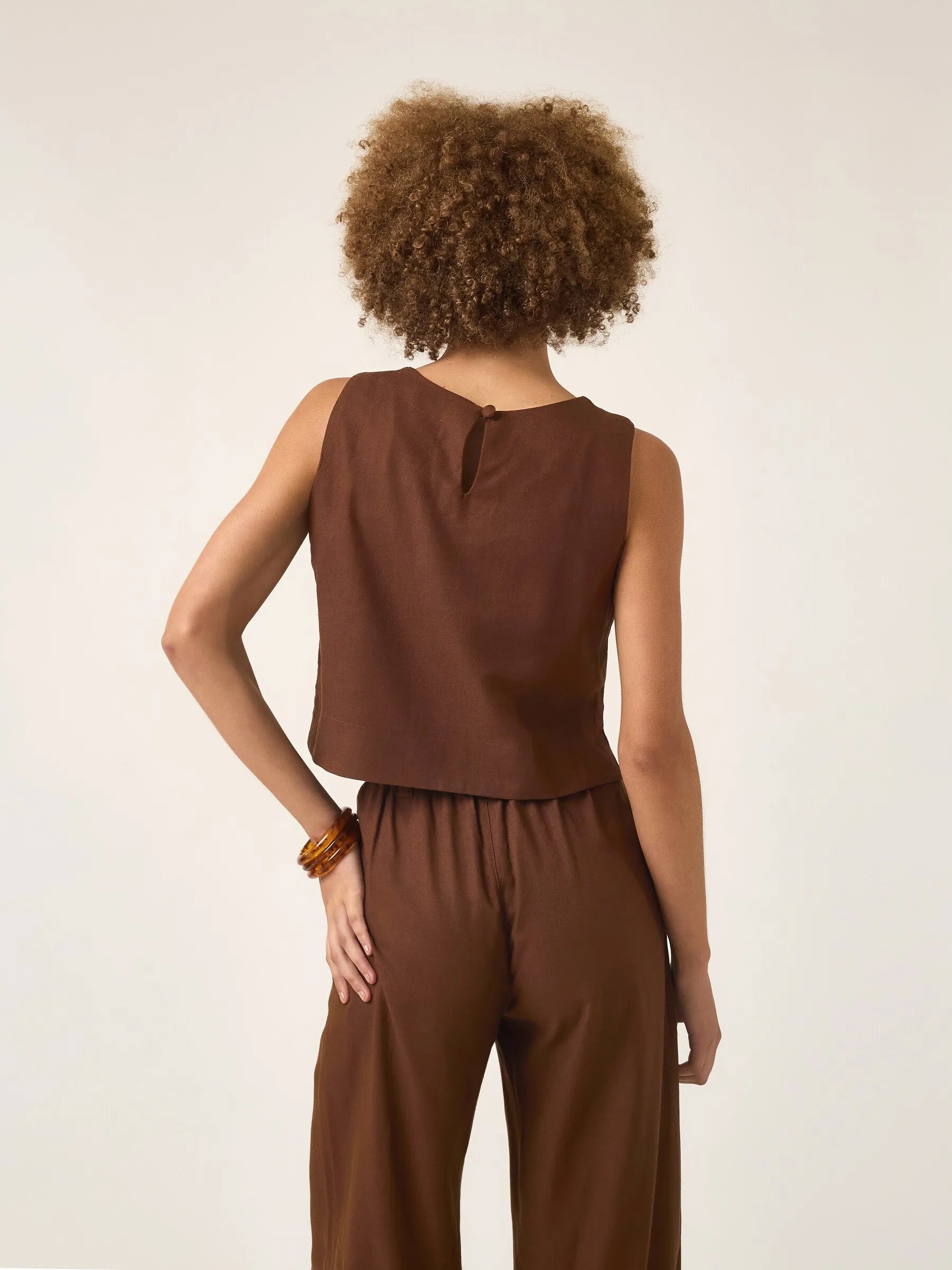 Regata de Linho e Viscose FSC™ Angico Marrom Escuro Café. Compre online moda sustentável e atemporal na Minimadeia. Roupas femininas estilosas, básicas e sustentáveis. Foto produto ABR25 01B