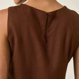 Regata de Linho e Viscose FSC™ Angico Marrom Escuro Café. Compre online moda sustentável e atemporal na Minimadeia. Roupas femininas estilosas, básicas e sustentáveis. Foto produto ABR25 02B