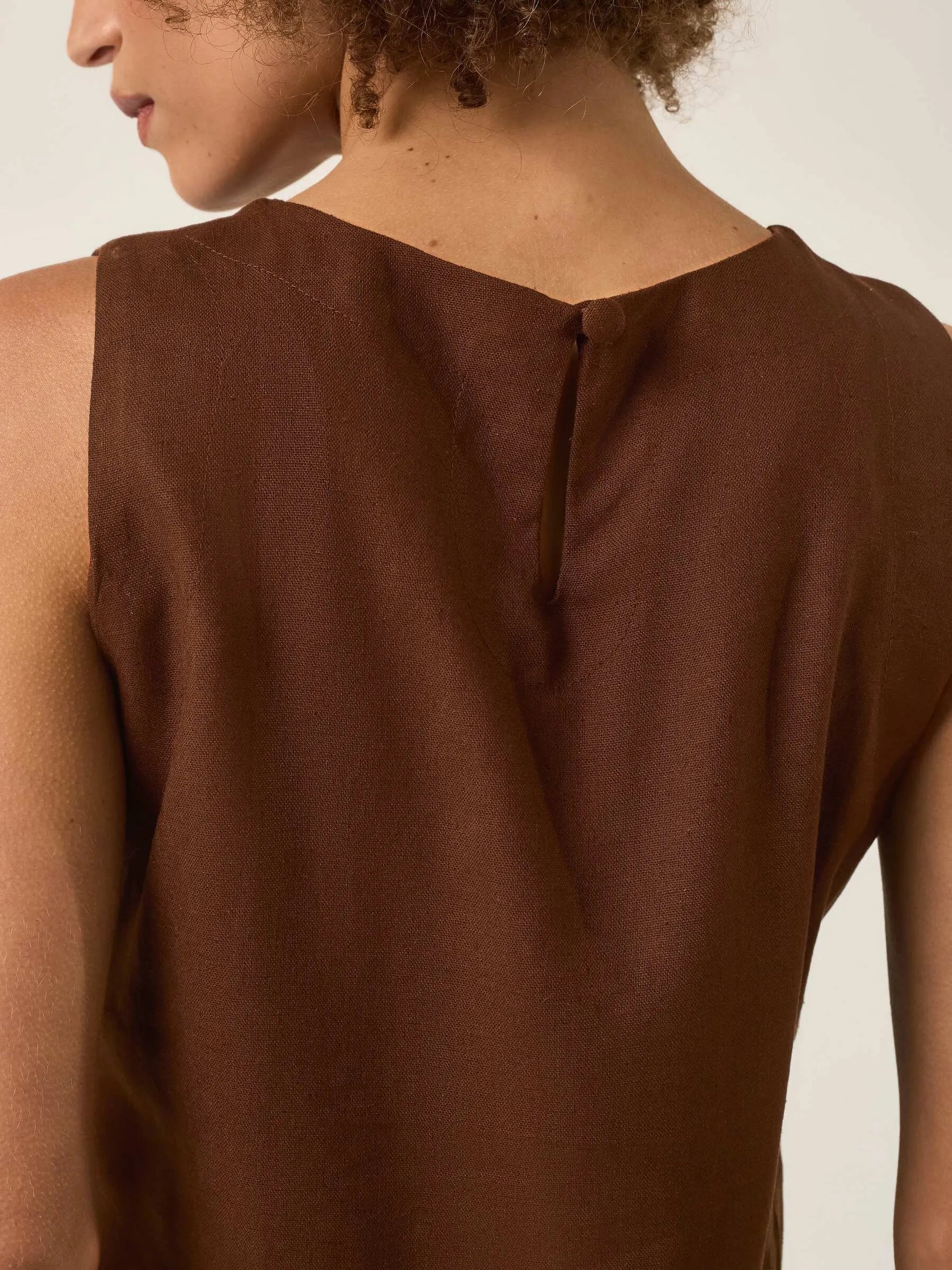 Regata de Linho e Viscose FSC™ Angico Marrom Escuro Café. Compre online moda sustentável e atemporal na Minimadeia. Roupas femininas estilosas, básicas e sustentáveis. Foto produto ABR25 02B