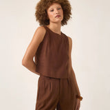 Regata de Linho e Viscose FSC™ Angico Marrom Escuro Café. Compre online moda sustentável e atemporal na Minimadeia. Roupas femininas estilosas, básicas e sustentáveis. Foto produto ABR25 03B
