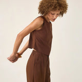 Regata de Linho e Viscose FSC™ Angico Marrom Escuro Café. Compre online moda sustentável e atemporal na Minimadeia. Roupas femininas estilosas, básicas e sustentáveis. Foto produto ABR25 04B