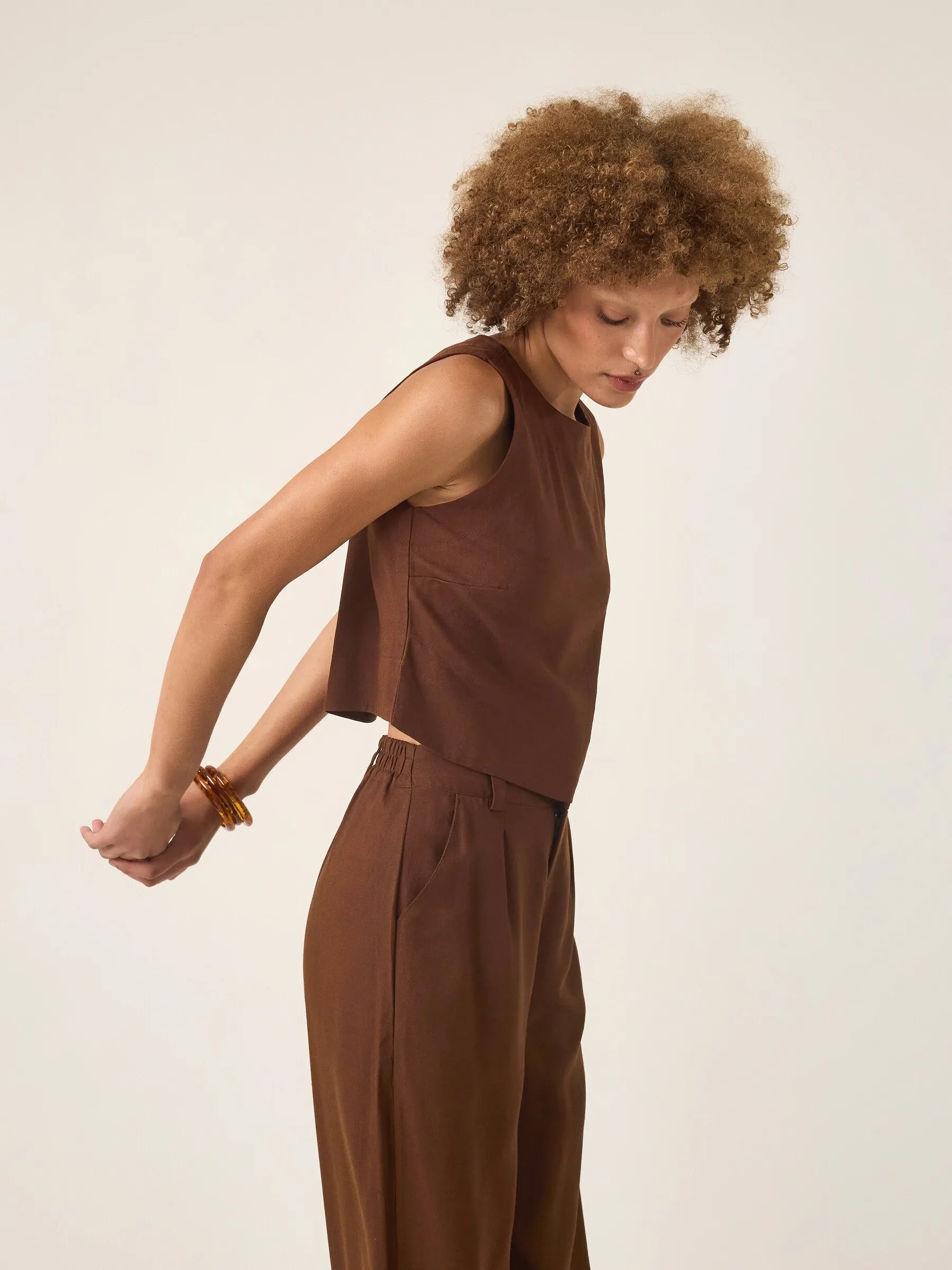 Regata de Linho e Viscose FSC™ Angico Marrom Escuro Café. Compre online moda sustentável e atemporal na Minimadeia. Roupas femininas estilosas, básicas e sustentáveis. Foto produto ABR25 04B