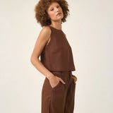 Regata de Linho e Viscose FSC™ Angico Marrom Escuro Café. Compre online moda sustentável e atemporal na Minimadeia. Roupas femininas estilosas, básicas e sustentáveis. Foto produto ABR25 05B