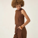Regata de Linho e Viscose FSC™ Angico Marrom Escuro Café. Compre online moda sustentável e atemporal na Minimadeia. Roupas femininas estilosas, básicas e sustentáveis. Foto produto ABR25 06B