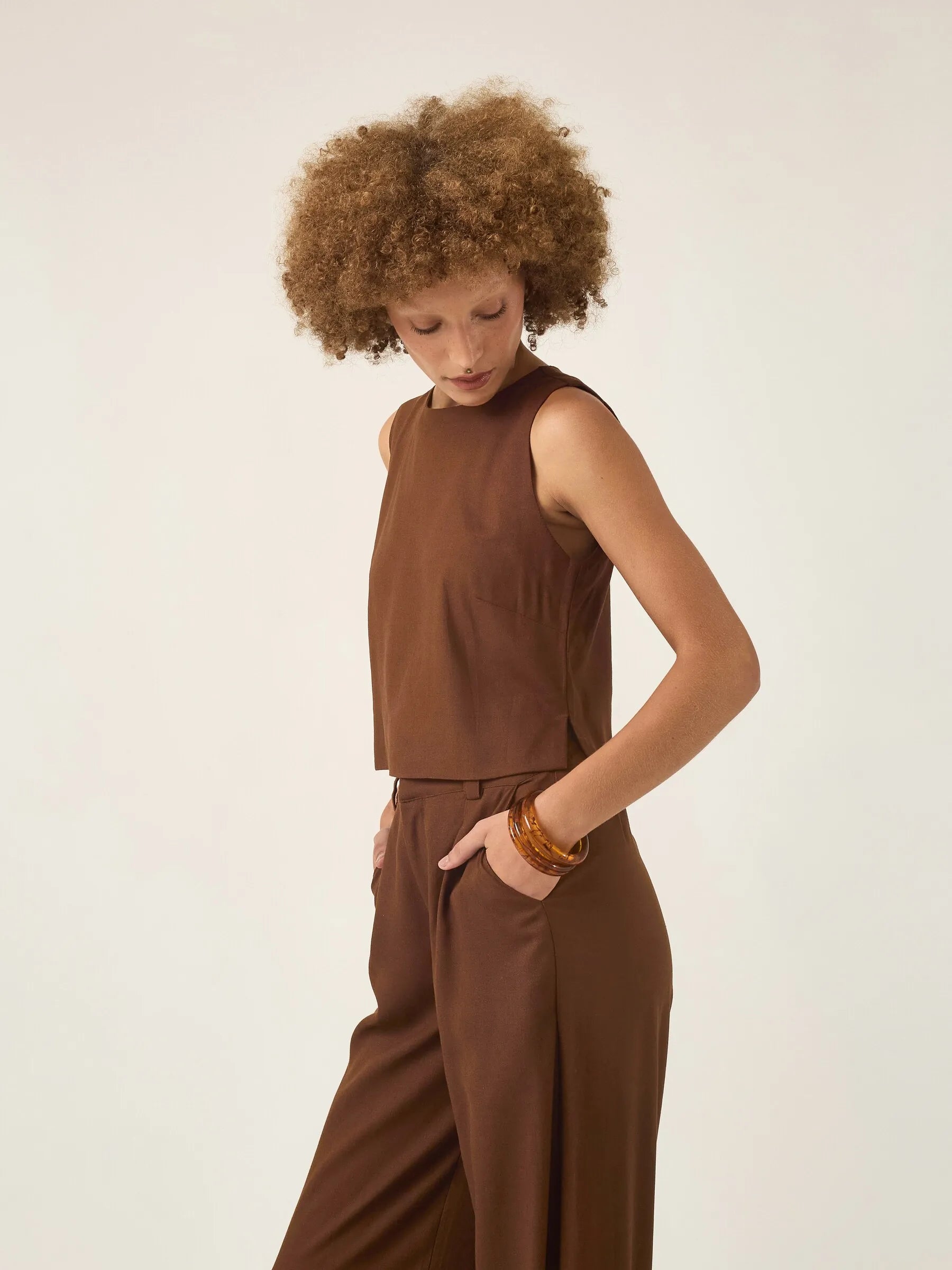 Regata de Linho e Viscose FSC™ Angico Marrom Escuro Café. Compre online moda sustentável e atemporal na Minimadeia. Roupas femininas estilosas, básicas e sustentáveis. Foto produto ABR25 06B