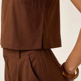 Regata de Linho e Viscose FSC™ Angico Marrom Escuro Café. Compre online moda sustentável e atemporal na Minimadeia. Roupas femininas estilosas, básicas e sustentáveis. Foto produto ABR25 07B