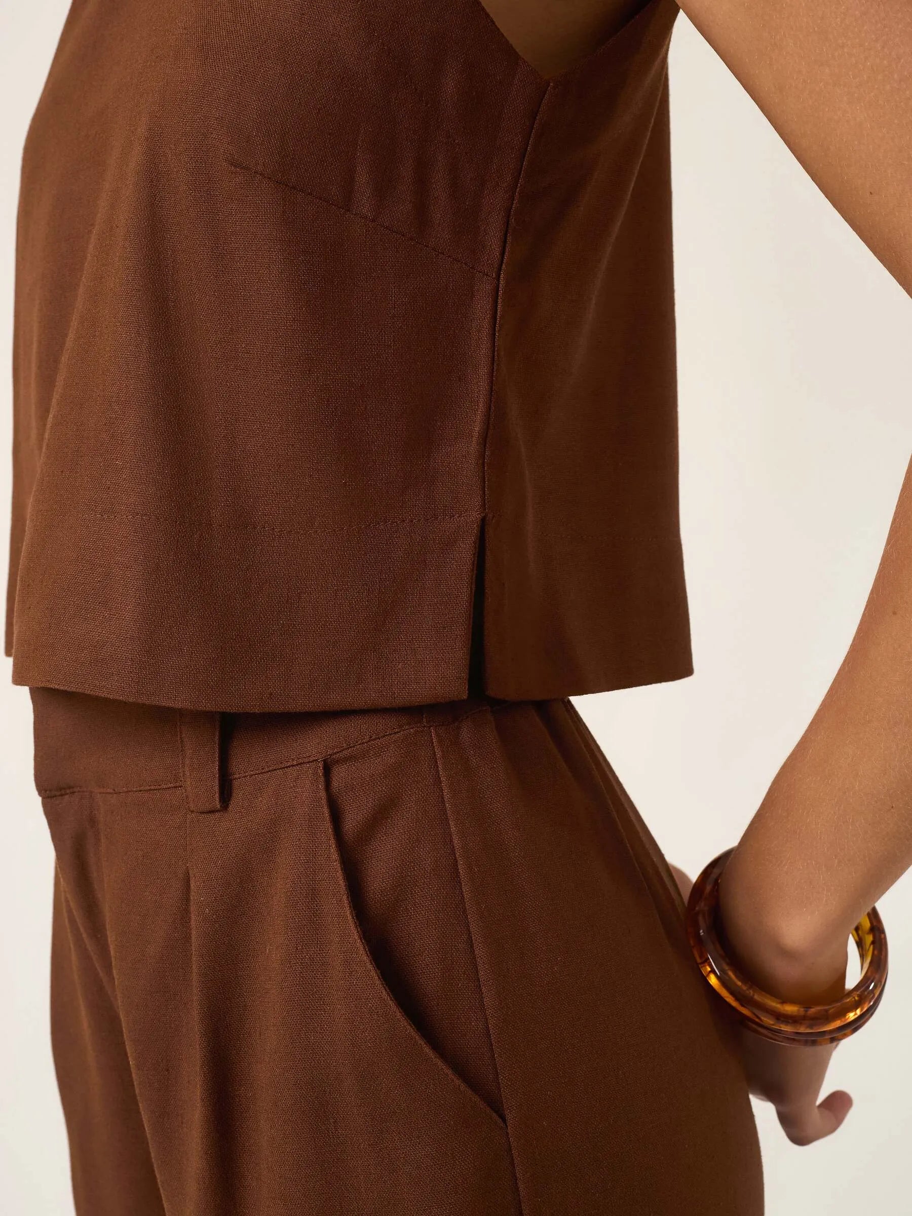 Regata de Linho e Viscose FSC™ Angico Marrom Escuro Café. Compre online moda sustentável e atemporal na Minimadeia. Roupas femininas estilosas, básicas e sustentáveis. Foto produto ABR25 07B