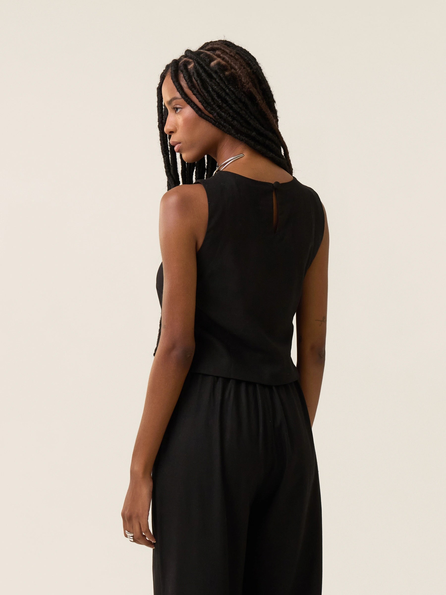 Regata de Linho e Viscose FSC™ Angico Preta. Compre online moda sustentável e atemporal na Minimadeia. Roupas femininas estilosas, básicas e sustentáveis. Foto produto 03