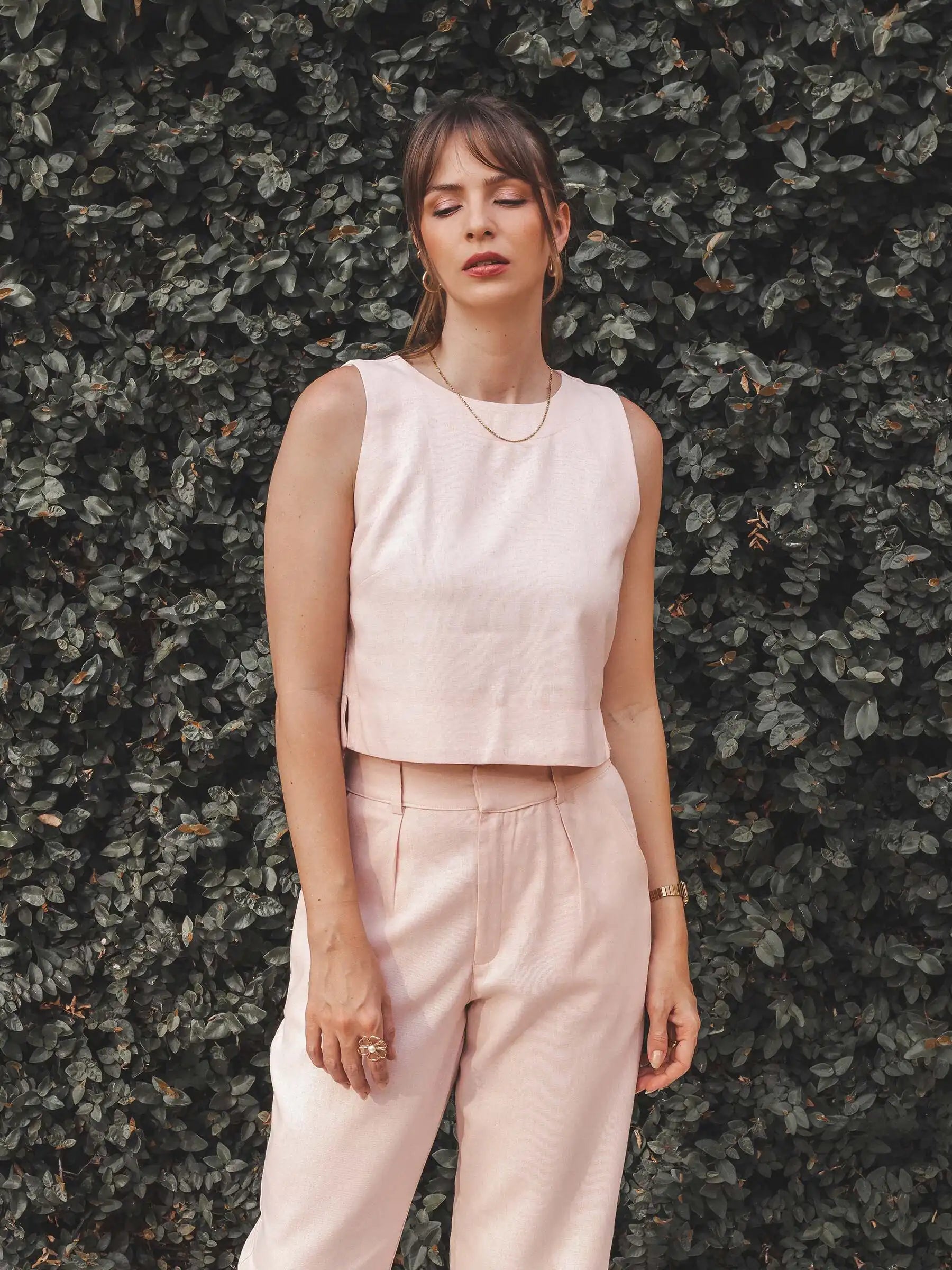 Regata Alfaiataria Angico de Linho e Viscose FSC™ Rosa Claro. Compre online moda sustentável e atemporal na Minimadeia, marca slow fashion de roupas femininas. Foto produto AGO25 02