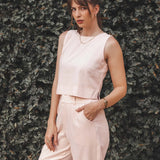 Regata Alfaiataria Angico de Linho e Viscose FSC™ Rosa Claro. Compre online moda sustentável e atemporal na Minimadeia, marca slow fashion de roupas femininas. Foto produto AGO25 03
