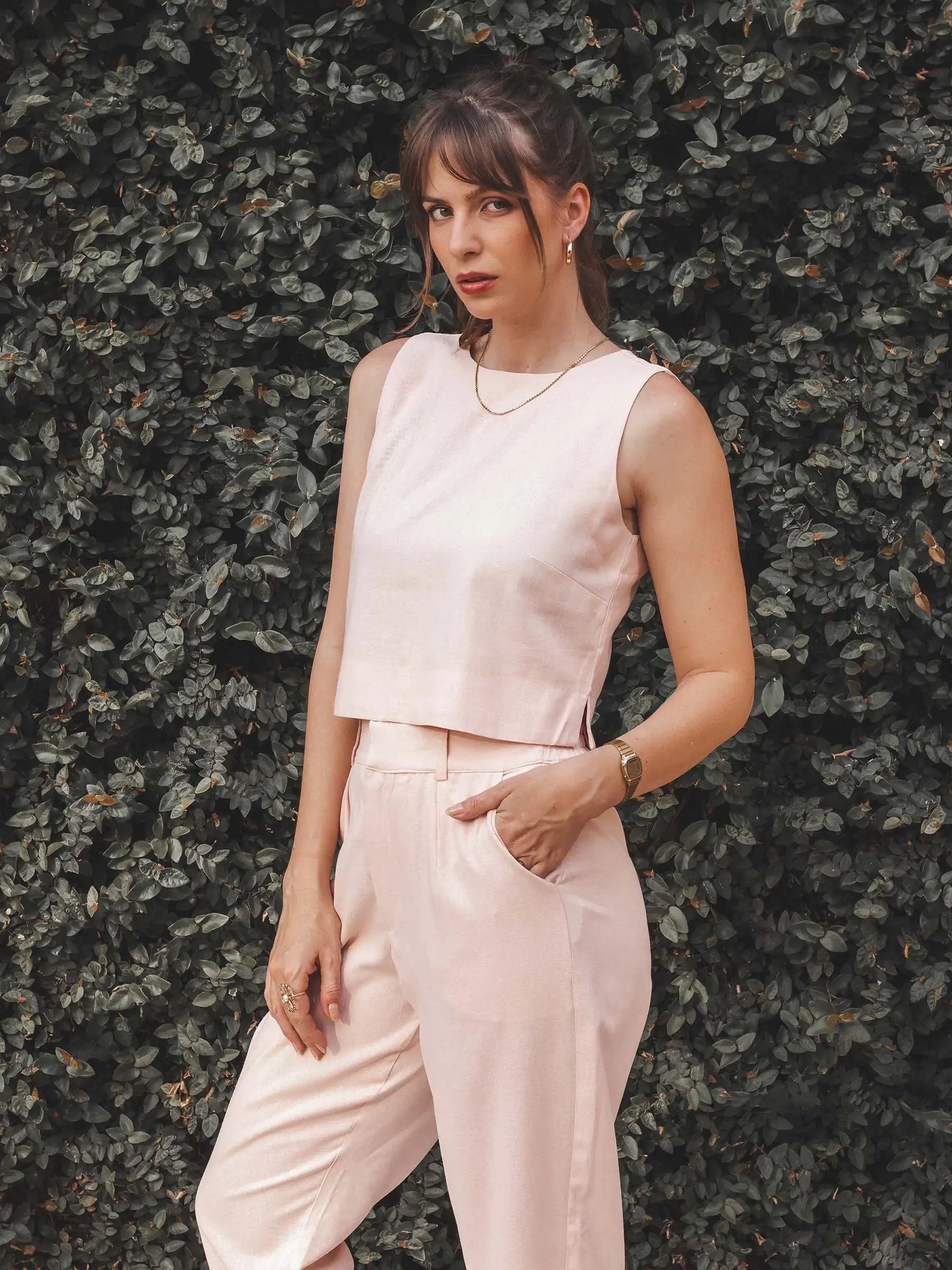 Regata Alfaiataria Angico de Linho e Viscose FSC™ Rosa Claro. Compre online moda sustentável e atemporal na Minimadeia, marca slow fashion de roupas femininas. Foto produto AGO25 03