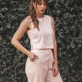 Regata Alfaiataria Angico de Linho e Viscose FSC™ Rosa Claro. Compre online moda sustentável e atemporal na Minimadeia, marca slow fashion de roupas femininas. Foto produto AGO25 10