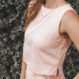 Regata Alfaiataria Angico de Linho e Viscose FSC™ Rosa Claro. Compre online moda sustentável e atemporal na Minimadeia, marca slow fashion de roupas femininas. Foto produto AGO25 11