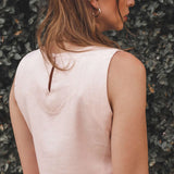 Regata Alfaiataria Angico de Linho e Viscose FSC™ Rosa Claro. Compre online moda sustentável e atemporal na Minimadeia, marca slow fashion de roupas femininas. Foto produto AGO25 14