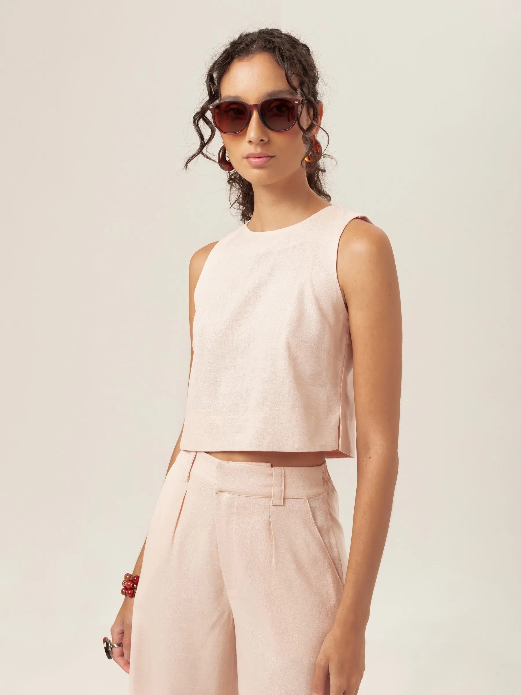 Regata Alfaiataria Angico de Linho e Viscose FSC™ Rosa Claro. Compre online moda sustentável e atemporal na Minimadeia, marca slow fashion de roupas femininas. Foto produto MAR26 06