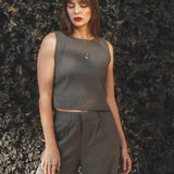 Regata Alfaiataria Angico de Linho e Viscose FSC™ Verde Escuro. Compre online moda sustentável e atemporal na Minimadeia, marca slow fashion de roupas femininas. Foto produto JUL25 03