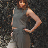 Regata Alfaiataria Angico de Linho e Viscose FSC™ Verde Escuro. Compre online moda sustentável e atemporal na Minimadeia, marca slow fashion de roupas femininas. Foto produto JUL25 04