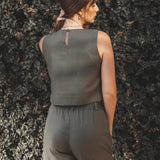 Regata Alfaiataria Angico de Linho e Viscose FSC™ Verde Escuro. Compre online moda sustentável e atemporal na Minimadeia, marca slow fashion de roupas femininas. Foto produto JUL25 06