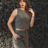 Regata Alfaiataria Angico de Linho e Viscose FSC™ Verde Escuro. Compre online moda sustentável e atemporal na Minimadeia, marca slow fashion de roupas femininas. Foto produto JUL25 10