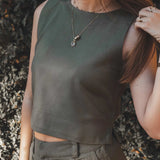 Regata Alfaiataria Angico de Linho e Viscose FSC™ Verde Escuro. Compre online moda sustentável e atemporal na Minimadeia, marca slow fashion de roupas femininas. Foto produto JUL25 11