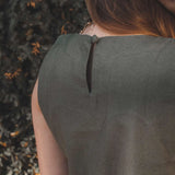 Regata Alfaiataria Angico de Linho e Viscose FSC™ Verde Escuro. Compre online moda sustentável e atemporal na Minimadeia, marca slow fashion de roupas femininas. Foto produto JUL25 14