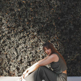 Regata Alfaiataria Angico de Linho e Viscose FSC™ Verde Escuro. Compre online moda sustentável e atemporal na Minimadeia, marca slow fashion de roupas femininas. Foto produto JUL25 15
