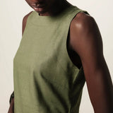 Regata Alfaiataria Angico de Linho e Viscose FSC™ Verde Escuro. Compre online moda sustentável e atemporal na Minimadeia, marca slow fashion de roupas femininas. Foto produto JUN26 09