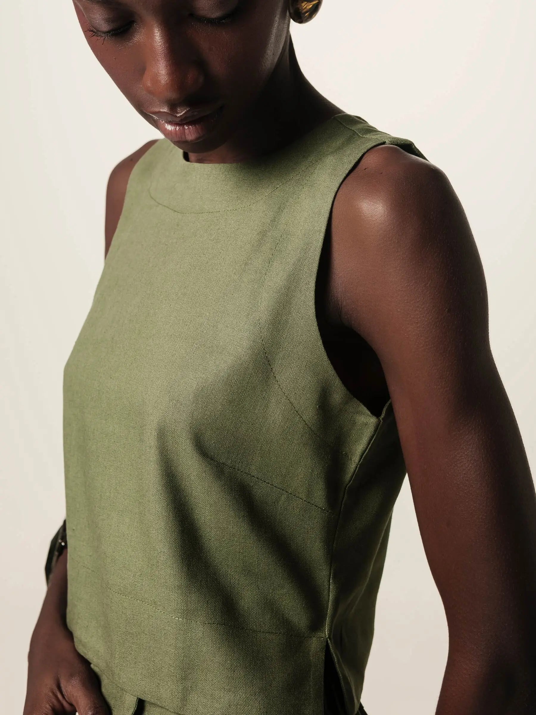 Regata Alfaiataria Angico de Linho e Viscose FSC™ Verde Escuro. Compre online moda sustentável e atemporal na Minimadeia, marca slow fashion de roupas femininas. Foto produto JUN26 09