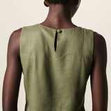Regata Alfaiataria Angico de Linho e Viscose FSC™ Verde Escuro. Compre online moda sustentável e atemporal na Minimadeia, marca slow fashion de roupas femininas. Foto produto JUN26 11