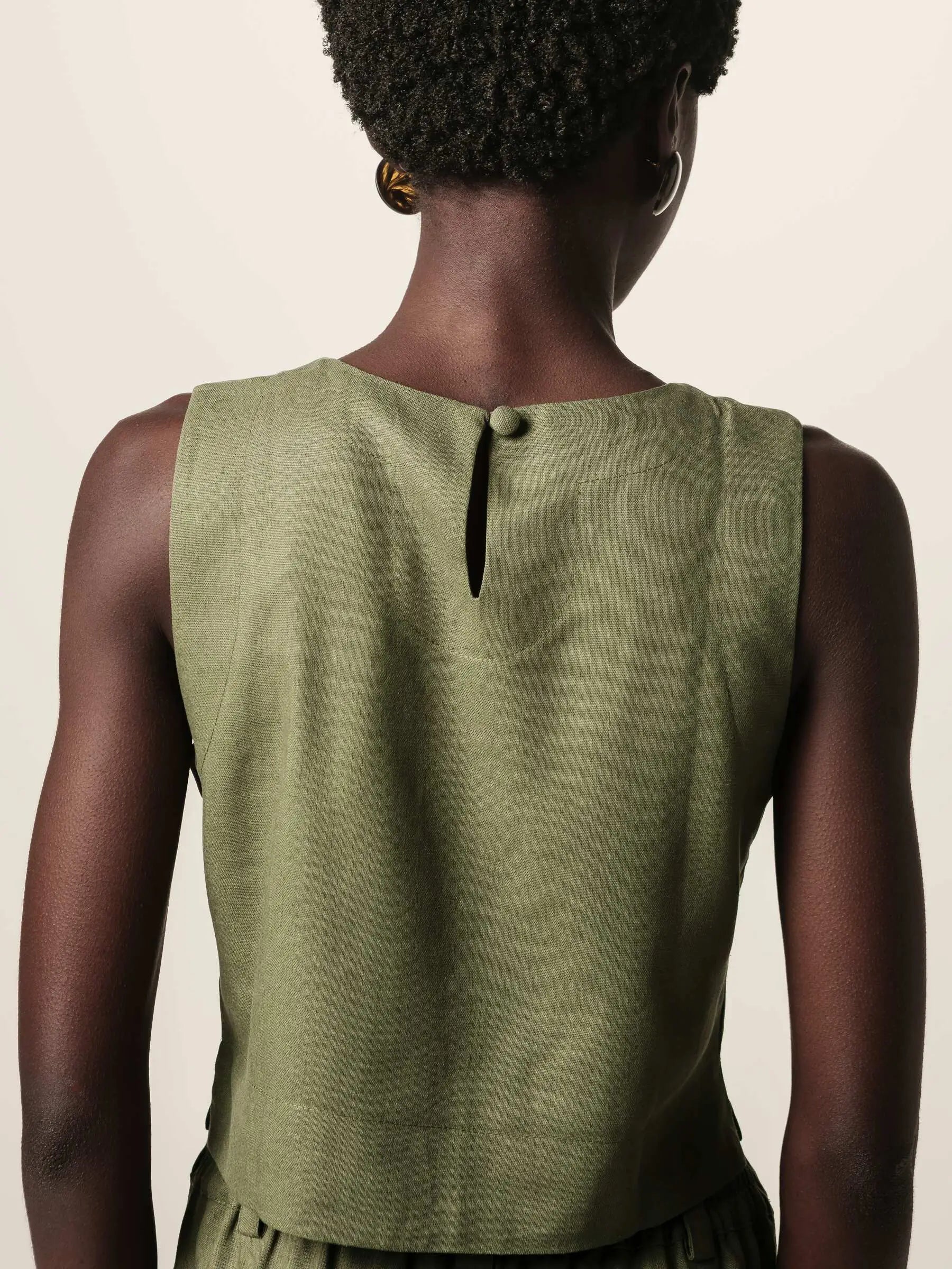 Regata Alfaiataria Angico de Linho e Viscose FSC™ Verde Escuro. Compre online moda sustentável e atemporal na Minimadeia, marca slow fashion de roupas femininas. Foto produto JUN26 11