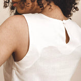 Regata de Linho e Viscose FSC™ Branca Off White. Compre online moda sustentável e atemporal na Minimadeia. Roupas femininas estilosas, básicas e sustentáveis. Foto produto 10