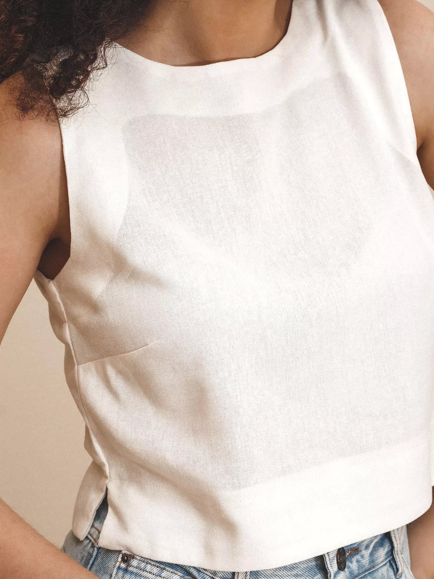 Regata de Linho e Viscose FSC™ Branca Off White. Compre online moda sustentável e atemporal na Minimadeia. Roupas femininas estilosas, básicas e sustentáveis. Foto produto 11