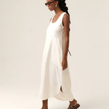 Vestido Midi em Linho & Viscose FSC™ Gabiroba Branco Off White. Compre online moda sustentável e atemporal na Minimadeia. Roupas femininas estilosas, básicas e sustentáveis. Foto produto 01