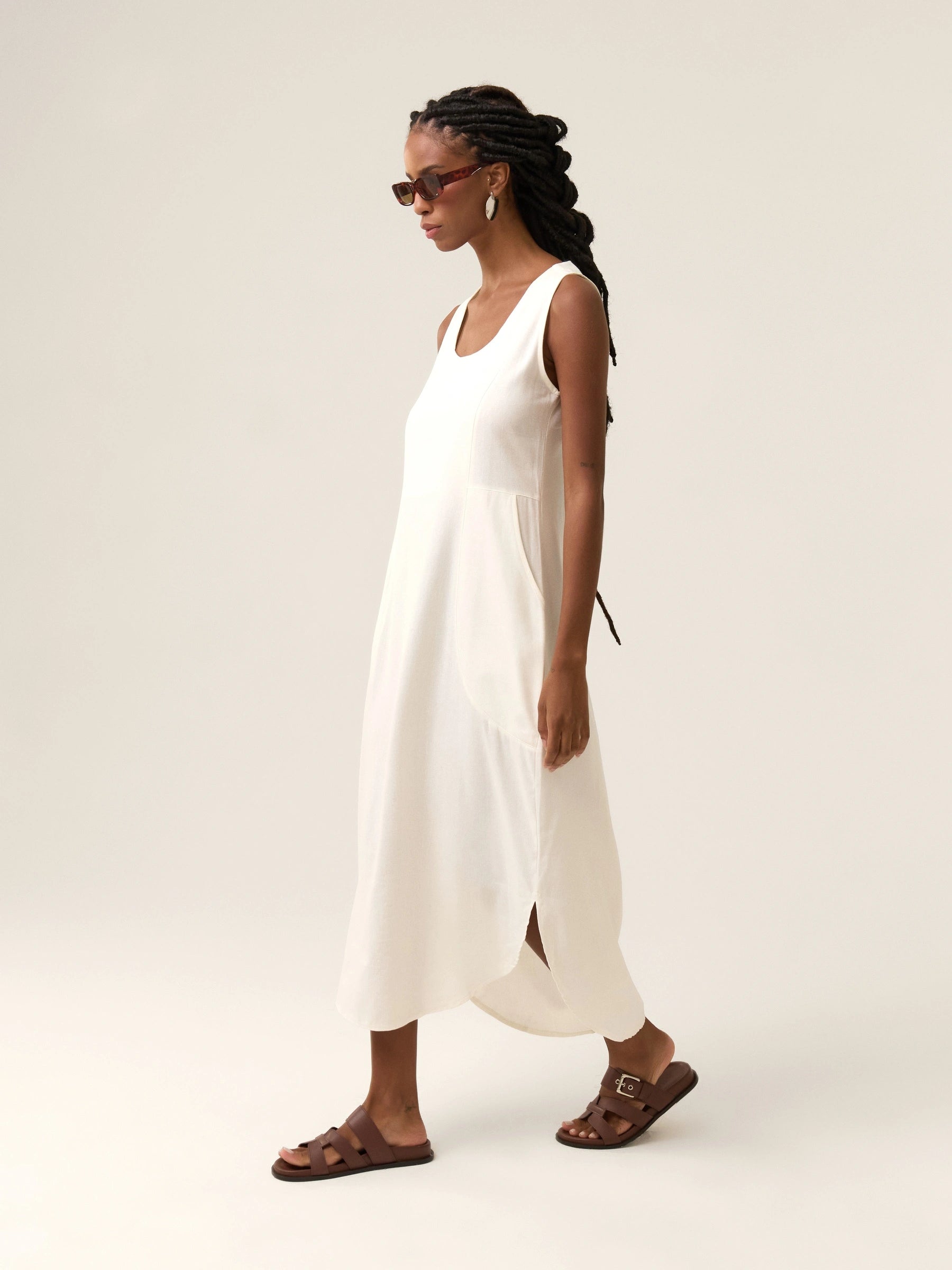 Vestido Midi em Linho & Viscose FSC™ Gabiroba Branco Off White. Compre online moda sustentável e atemporal na Minimadeia. Roupas femininas estilosas, básicas e sustentáveis. Foto produto 01