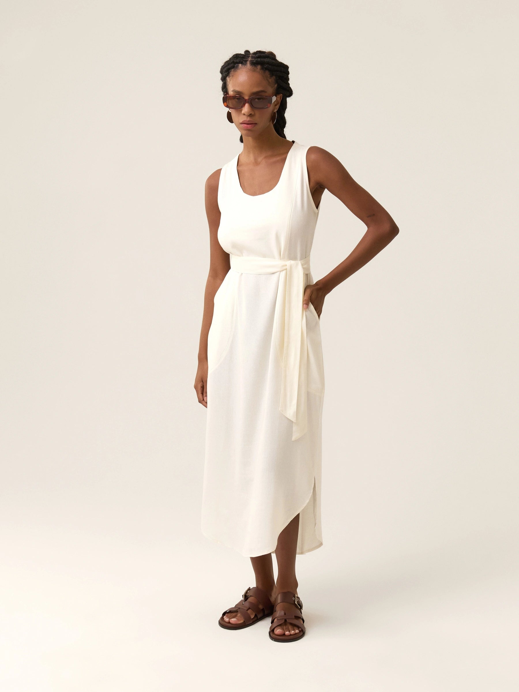 Vestido Midi em Linho & Viscose FSC™ Gabiroba Branco Off White. Compre online moda sustentável e atemporal na Minimadeia. Roupas femininas estilosas, básicas e sustentáveis. Foto produto 04