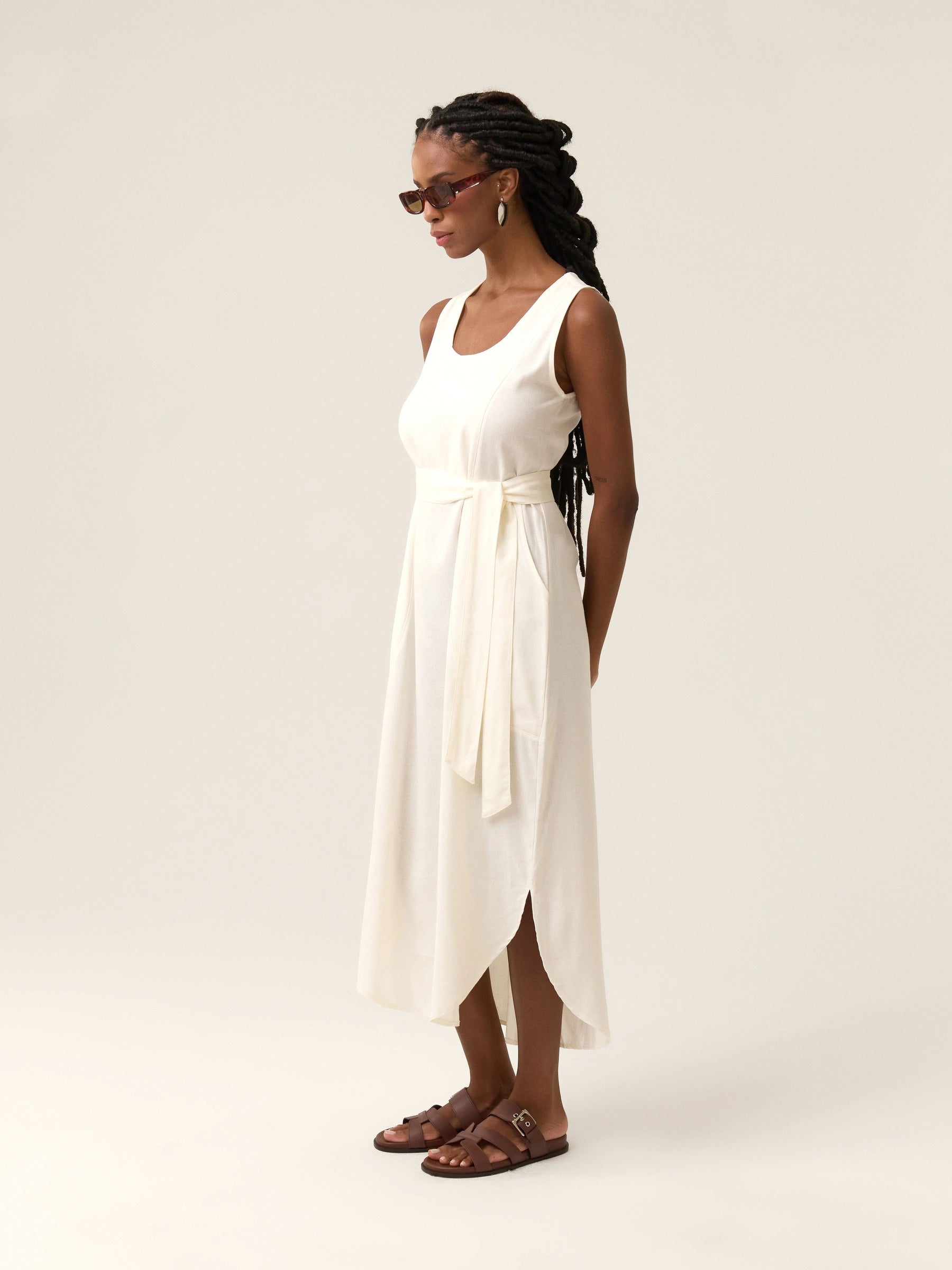 Vestido Midi em Linho & Viscose FSC™ Gabiroba Branco Off White. Compre online moda sustentável e atemporal na Minimadeia. Roupas femininas estilosas, básicas e sustentáveis. Foto produto 05