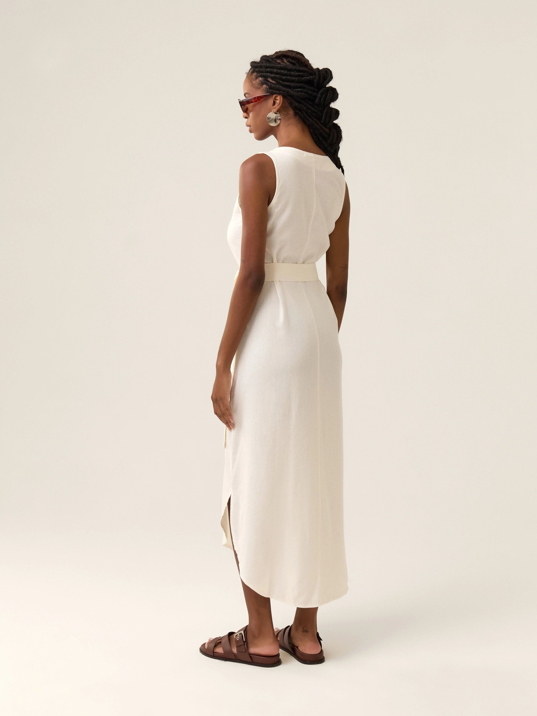 Vestido Midi em Linho & Viscose FSC™ Gabiroba Branco Off White. Compre online moda sustentável e atemporal na Minimadeia. Roupas femininas estilosas, básicas e sustentáveis. Foto produto 06