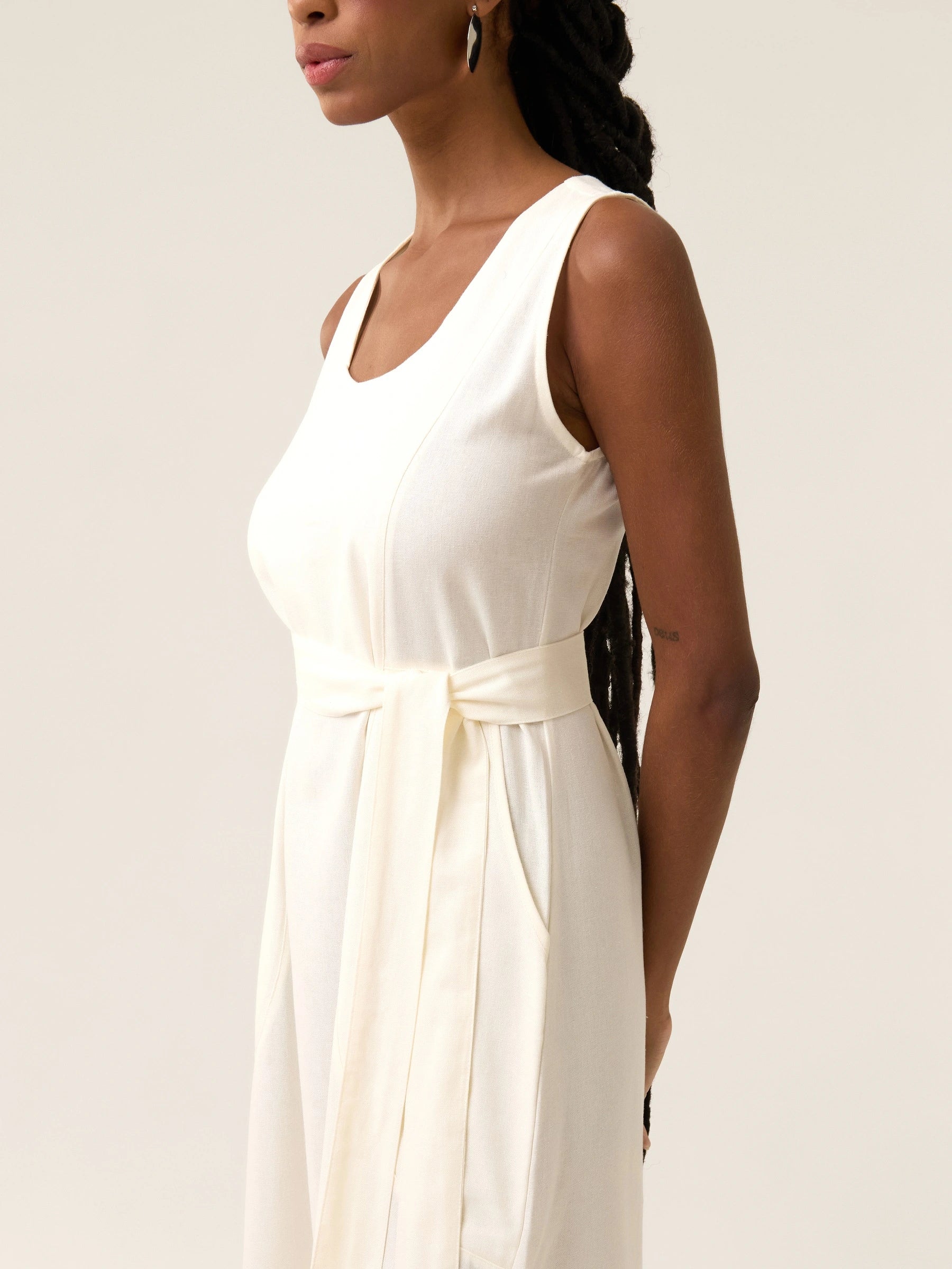 Vestido Midi em Linho & Viscose FSC™ Gabiroba Branco Off White. Compre online moda sustentável e atemporal na Minimadeia. Roupas femininas estilosas, básicas e sustentáveis. Foto produto 07