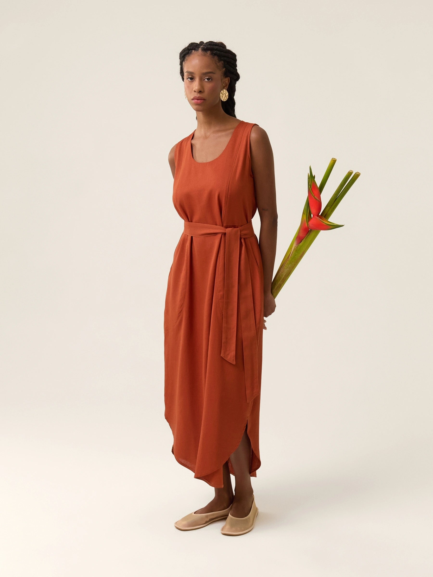 Vestido Midi em Linho & Viscose FSC™ Terracota. Compre online moda sustentável e atemporal na Minimadeia. Roupas femininas estilosas, básicas e sustentáveis. Foto produto 01