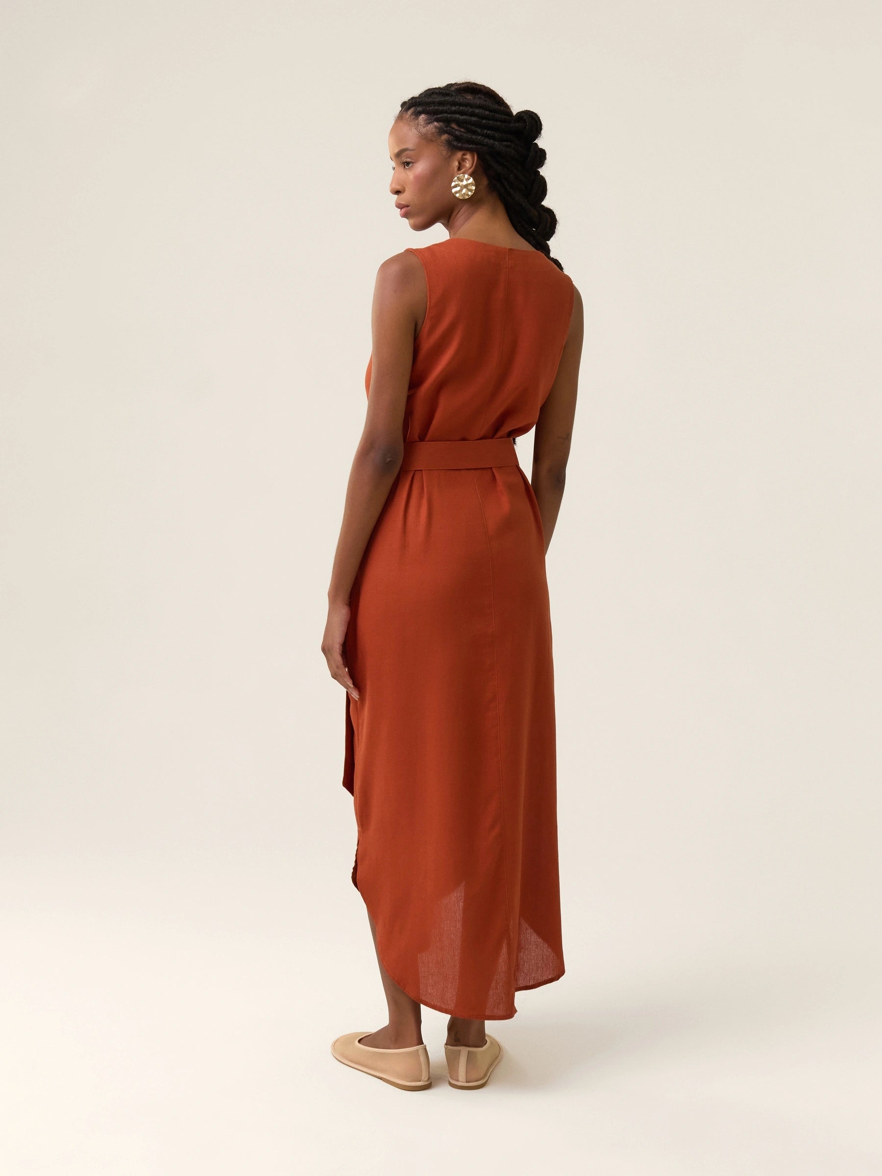 Vestido Midi em Linho & Viscose FSC™ Terracota. Compre online moda sustentável e atemporal na Minimadeia. Roupas femininas estilosas, básicas e sustentáveis. Foto produto 08