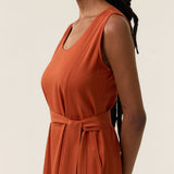 Vestido Midi em Linho & Viscose FSC™ Terracota. Compre online moda sustentável e atemporal na Minimadeia. Roupas femininas estilosas, básicas e sustentáveis. Foto produto 09