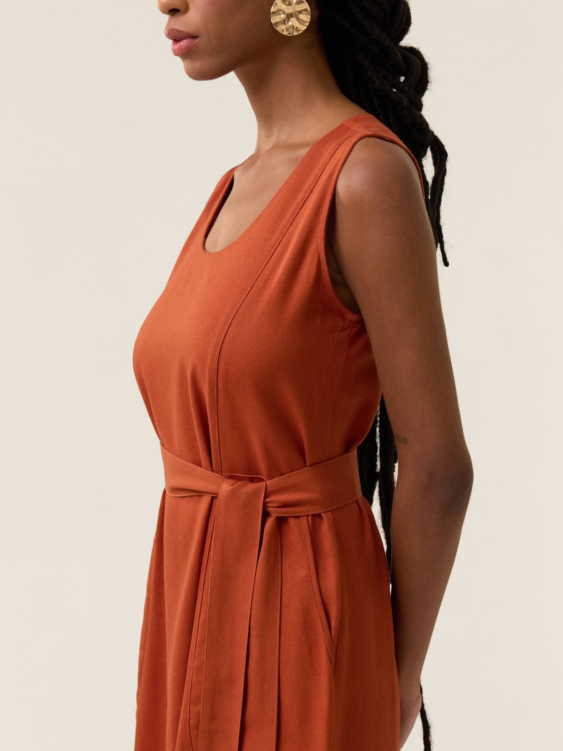 Vestido Midi em Linho & Viscose FSC™ Terracota. Compre online moda sustentável e atemporal na Minimadeia. Roupas femininas estilosas, básicas e sustentáveis. Foto produto 09