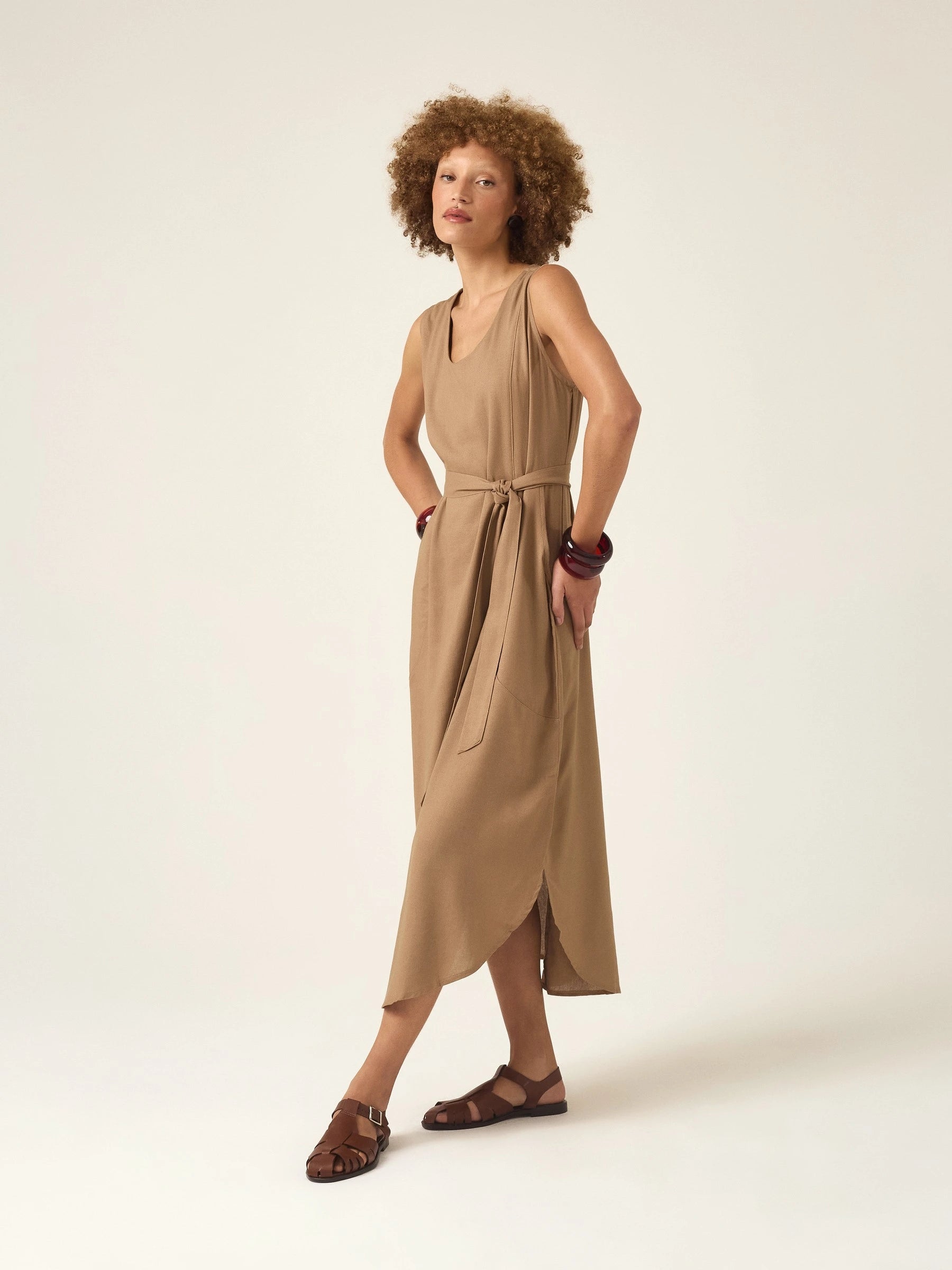 Vestido Midi em Linho & Viscose FSC™ Marrom Claro. Compre online moda sustentável e atemporal na Minimadeia, marca slow fashion de roupas femininas. Foto produto ABR25 03