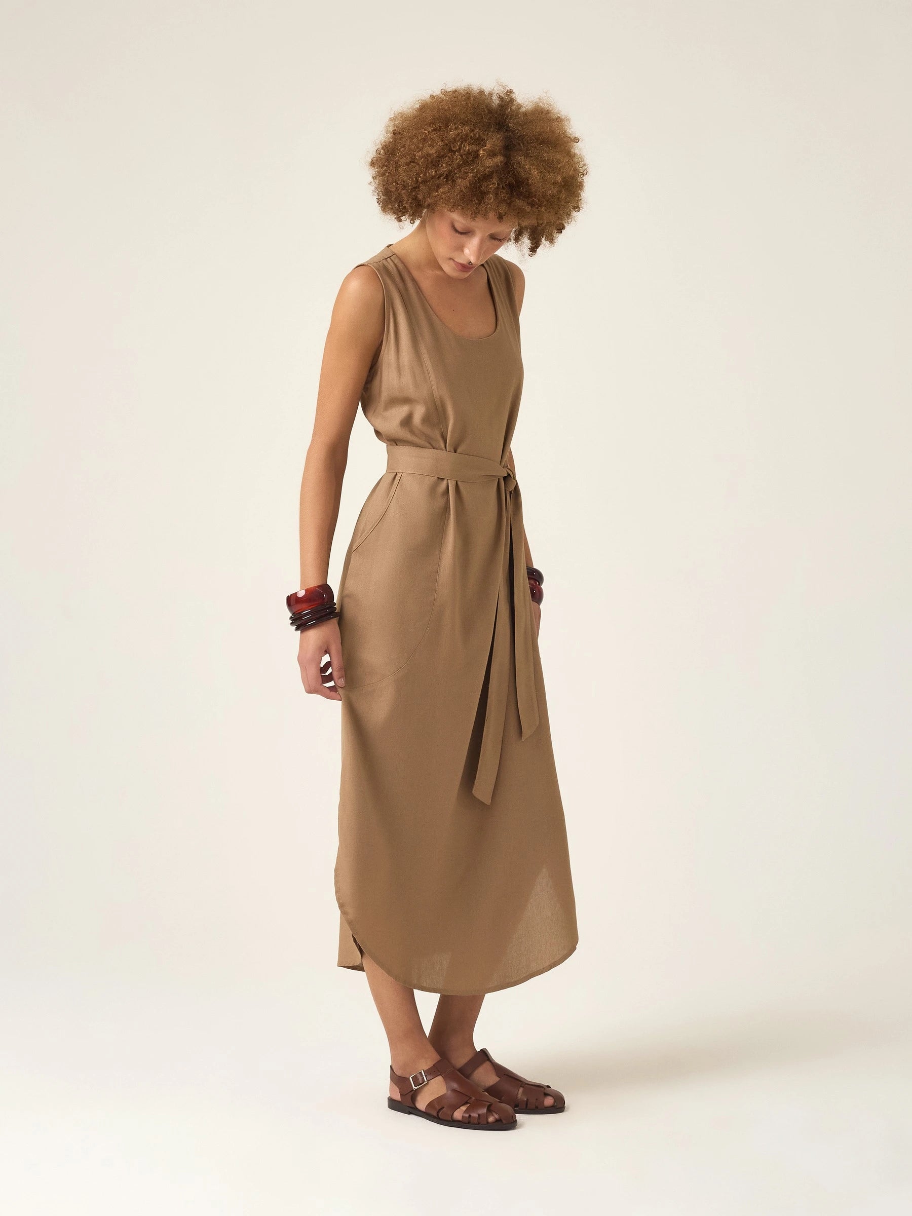 Vestido Midi em Linho & Viscose FSC™ Marrom Claro. Compre online moda sustentável e atemporal na Minimadeia, marca slow fashion de roupas femininas. Foto produto ABR25 04