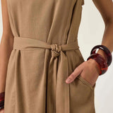 Vestido Midi em Linho & Viscose FSC™ Marrom Claro. Compre online moda sustentável e atemporal na Minimadeia, marca slow fashion de roupas femininas. Foto produto ABR25 06