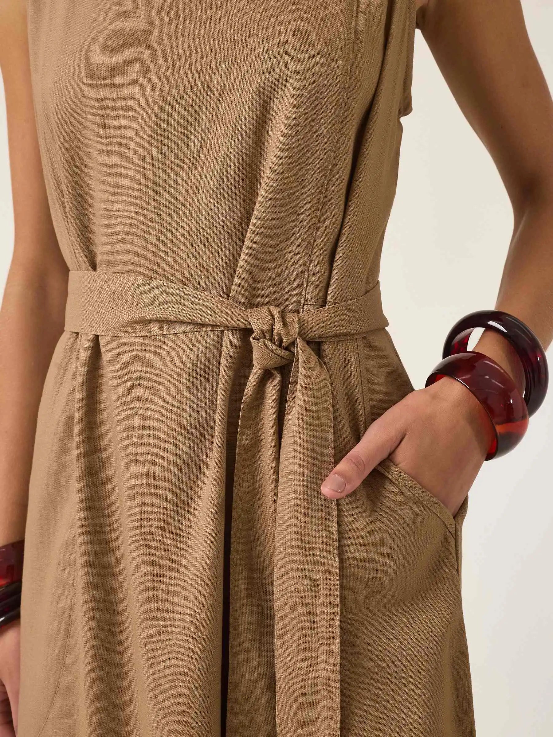 Vestido Midi em Linho & Viscose FSC™ Marrom Claro. Compre online moda sustentável e atemporal na Minimadeia, marca slow fashion de roupas femininas. Foto produto ABR25 06