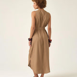 Vestido Midi em Linho & Viscose FSC™ Marrom Claro. Compre online moda sustentável e atemporal na Minimadeia, marca slow fashion de roupas femininas. Foto produto ABR25 07