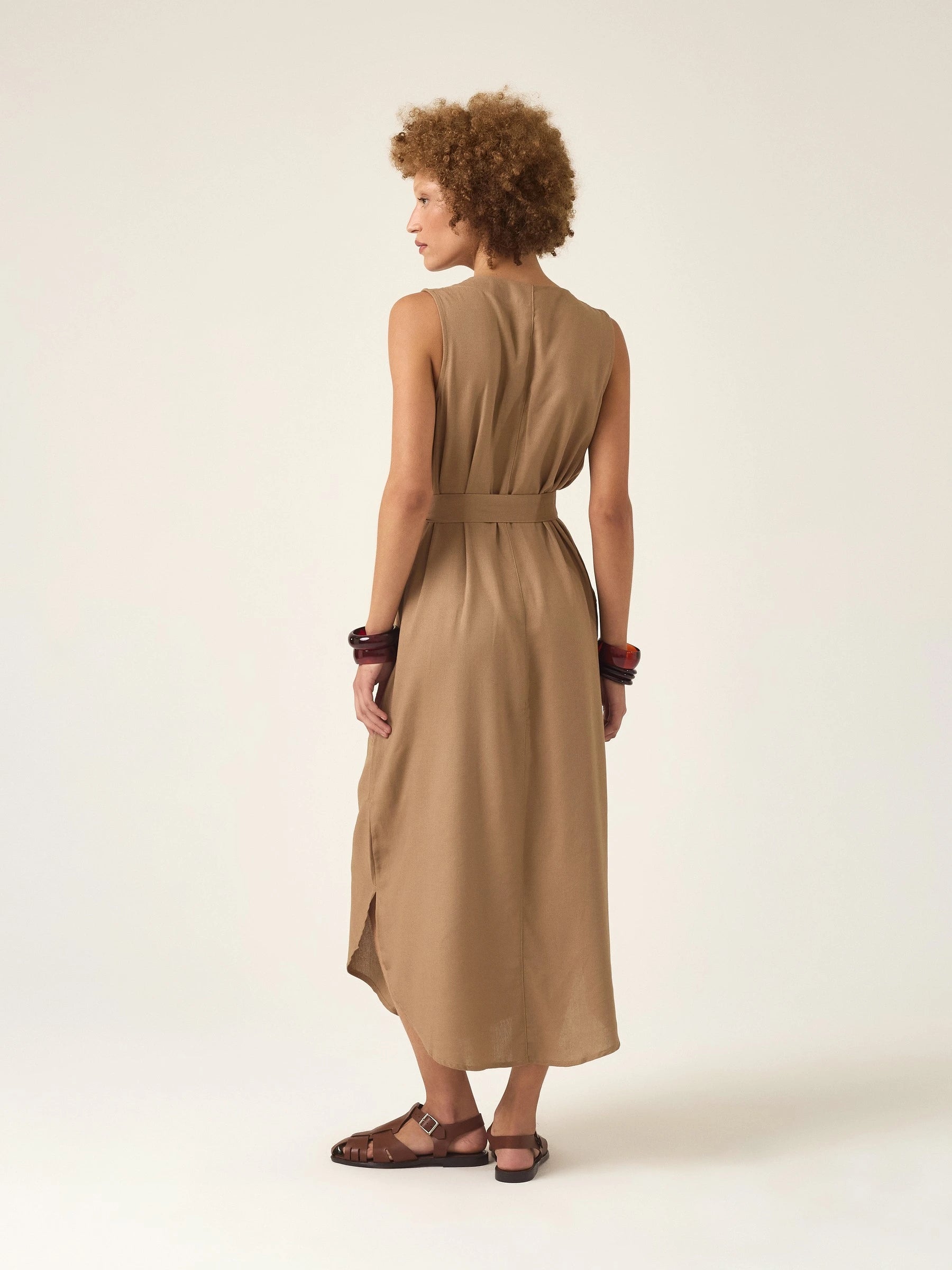Vestido Midi em Linho & Viscose FSC™ Marrom Claro. Compre online moda sustentável e atemporal na Minimadeia, marca slow fashion de roupas femininas. Foto produto ABR25 07