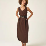Vestido Midi em Linho & Viscose FSC™ Marrom Escuro. Compre online moda sustentável e atemporal na Minimadeia, marca slow fashion de roupas femininas. Foto produto ABR25 01